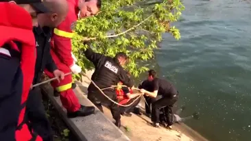 Operațiune dramatică de salvare! Un bărbat căzut în Dâmbovița a fost scos din apă de un medic SMURD