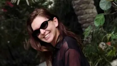 FOTO. Simona Halep, în costum de baie şi cămaşă transparentă! Cât costă geanta Marni de plajă