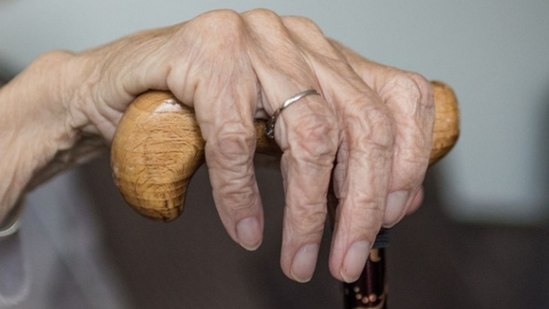 Cum a reușit o femeie de 83 de ani să supraviețuiască timp de 6 zile blocată într-o toaletă!