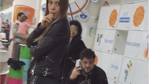 Tavi Colen & iubita mai tânără + băieţelul cântăreţului au ”topit” trei acadele!