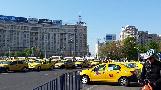 Zeci de taximetrişti şi transportatori protestează în Piaţa Victoriei!