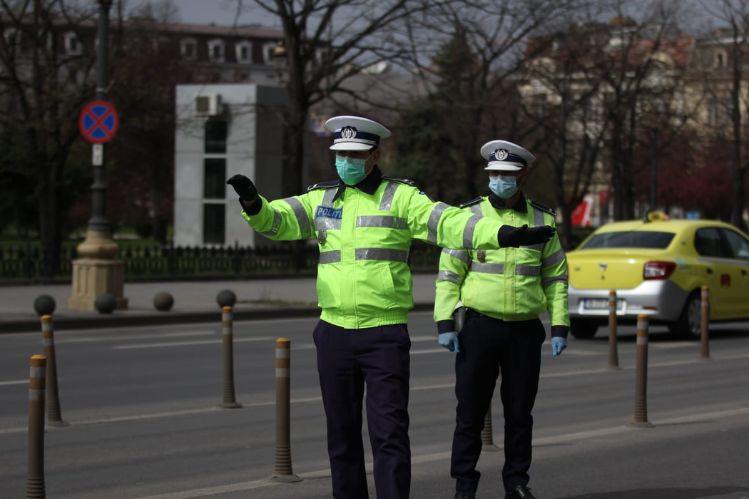 UPDATE imagini LIVE cu armata română pe străzile din Bucureşti! Sute de şoferi, verificaţi la una dintre intrările în oraş