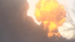 Un tren care transporta petrol a deraiat în nordul SUA! Imagini incredibile de la fata locului: "Am văzut o a treia explozie"