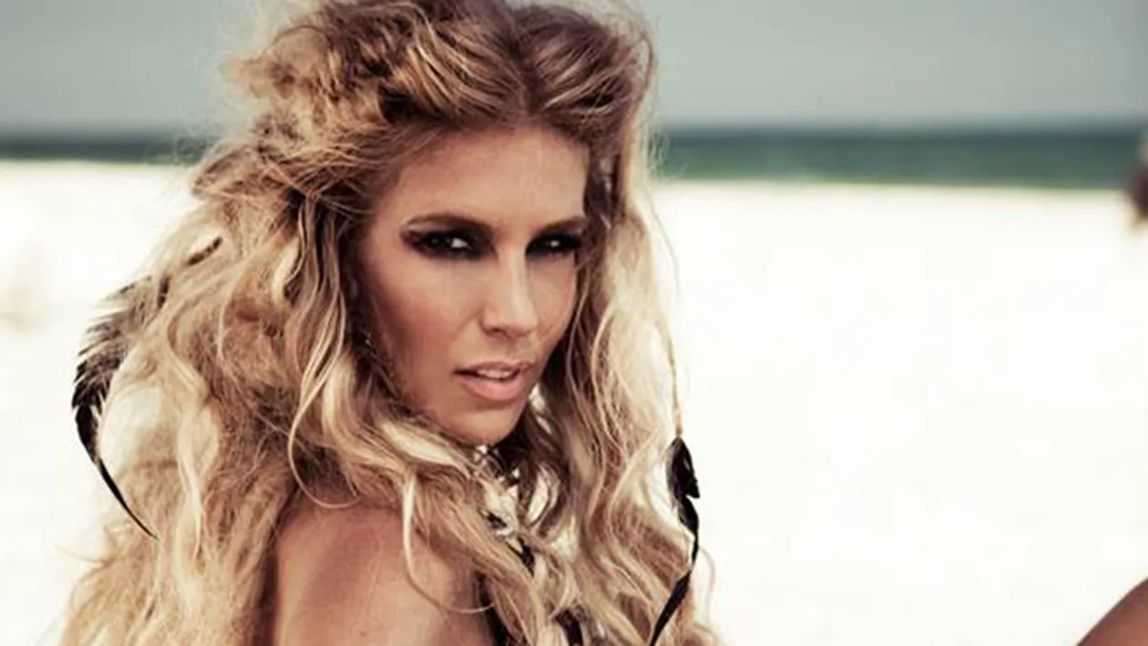 CORINA BUD s-a fotografiat în aşternuturi! Cântăreaţa e goală şi nu are strop de machiaj!