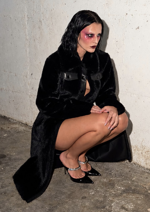 Imaginile care au stârnit controverse. Rux și Opulență, alături de bunica ei în pat, într-un pictorial de Halloween