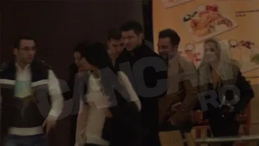 VIDEO Prieteni foarte buni sau....? Corina Caragea si Victor Slav au mers la film insotiti numai de cupluri