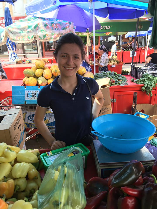 O studentă la Medicină vinde fructe și legume în piață! Lorena vrea să își ajute părinții