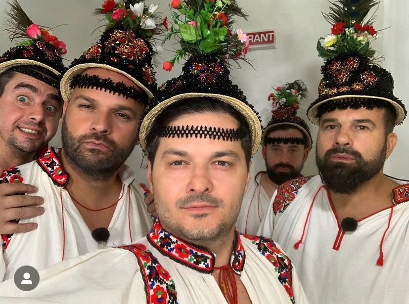 Liviu Vârciu alături de câțiva prieteni (sursă foto: instagram)