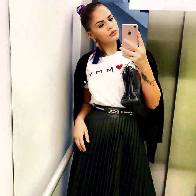 Lili adoră să se fotografieze în diferite ipostaze