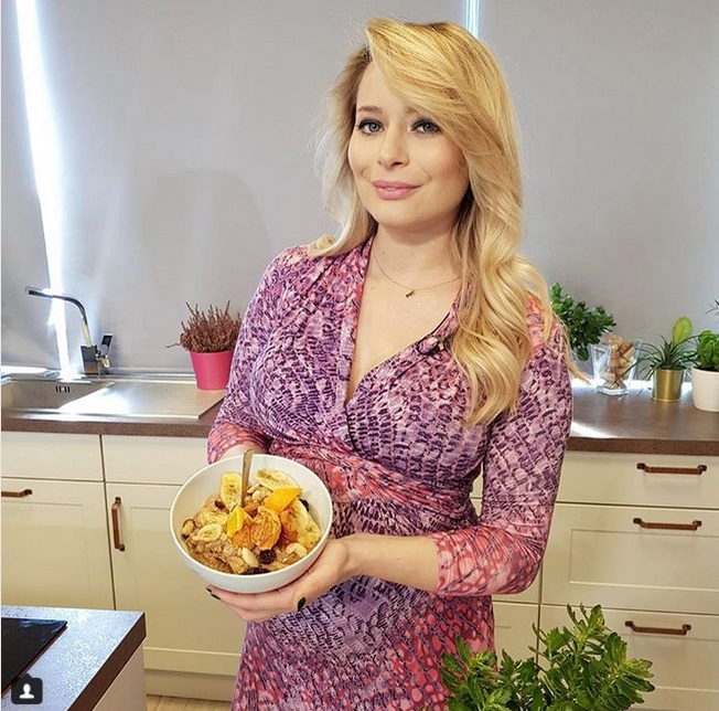 Laura Cosoi a pozat aproape goală cu burtica de gravidă