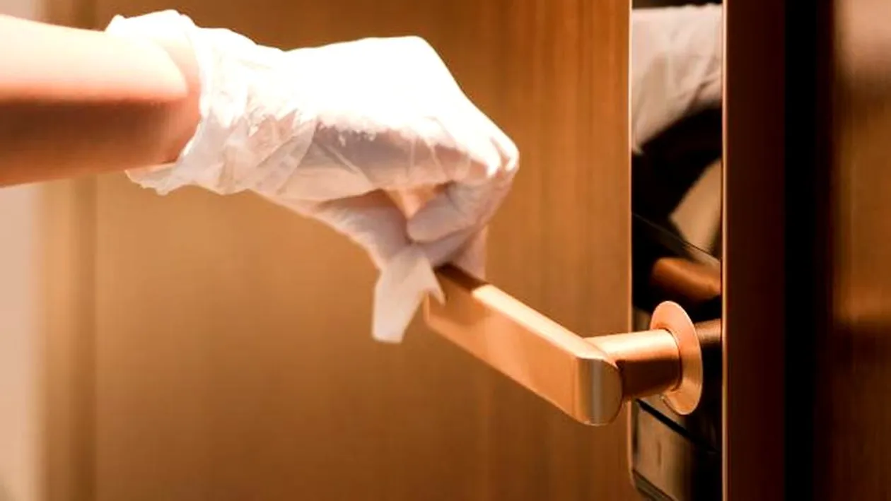 Atenție mare, români! Câte zile rezistă coronavirusul pe clanța de la ușă