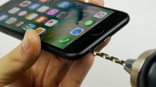 Nu încercaţi asta acasă! Acest tânăr a găurit un iPhone 7 cu bormaşina dintr-un motiv incredibil, iar toată lumea a început să facă îi urmeze „sfatul“