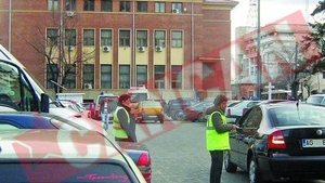A platit parcarea pentru masina pe care a spart-o!