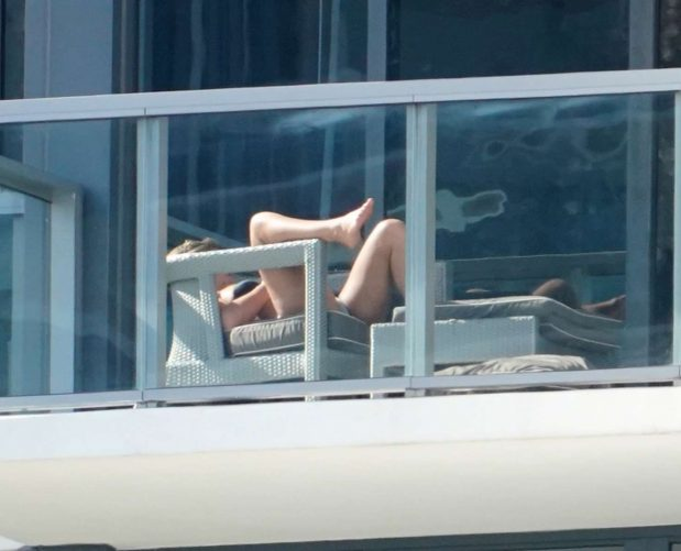 Imaginile momentului în showbiz! Vedeta, fotografiată de paparazzi dezbrăcată la balconul hotelului