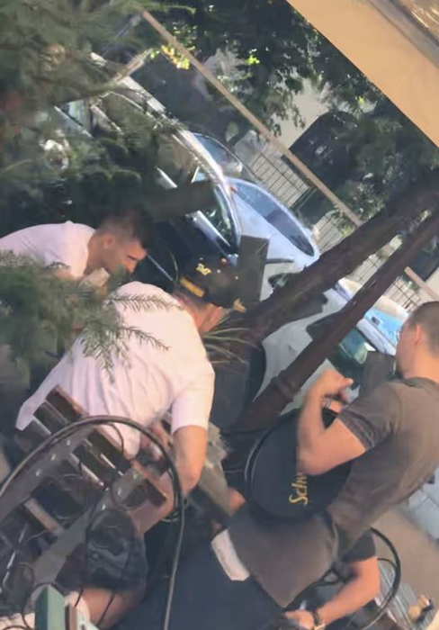 Florin Tănase, Iulian Dîrnea (cu șapcă) și Vasi Geambazi (în negru) s-au întâlnit la o cafenea din Capitală