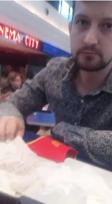 A observat zilnic un tânăr care lua masa într-un mall din Bucureşti. Deşi venea mereu singur, bărbatul atârna de spătarul scaunului haina unei femei. Şi-a făcut curaj şi l-a întrebat ce e cu el şi de ce face asta în fiecare zi! E cutremurător ce răspuns a primit