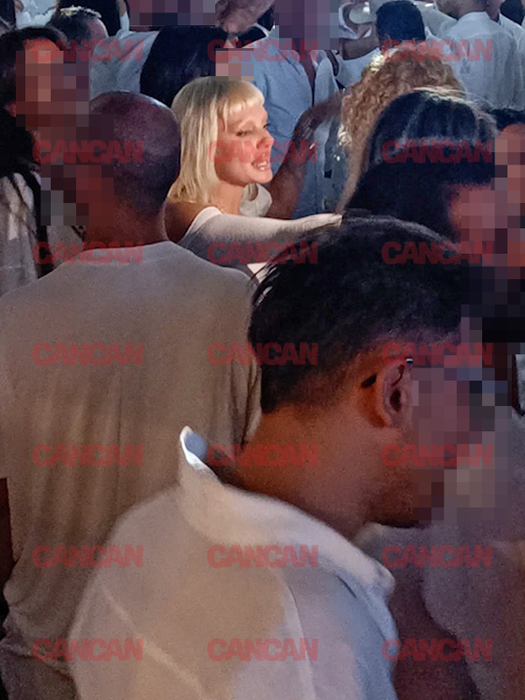 Alexandra Stan, nedezlipită de telefon, chiar și în club.