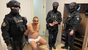Un criminal francez, care a a înscenat un accident, a fost prins de mascați în București