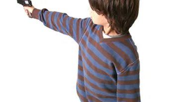 Un copil de 8 ani si-a impuscat in cap, din greseala, fratiorul