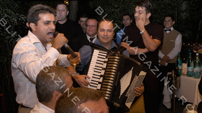 Robert Turcescu, asa cum nu l-ai mai vazut niciodata! Cu paharul de sprit in mana, cantand muzica de petrecere cu un lautar!
