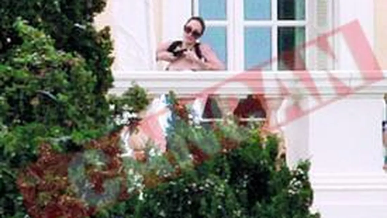 Jolie l-a implorat pe Brad sa nu o paraseasca