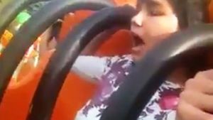 VIDEO FABULOS  cu un băiat şi o fată în parcul de distracţii  ”Să moară Geanina mă p... pe mine. Imi vine rău!”