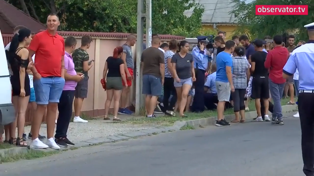 Momente dramatice. O tânără a leșinat lângă ”Casa Groazei” din Caracal