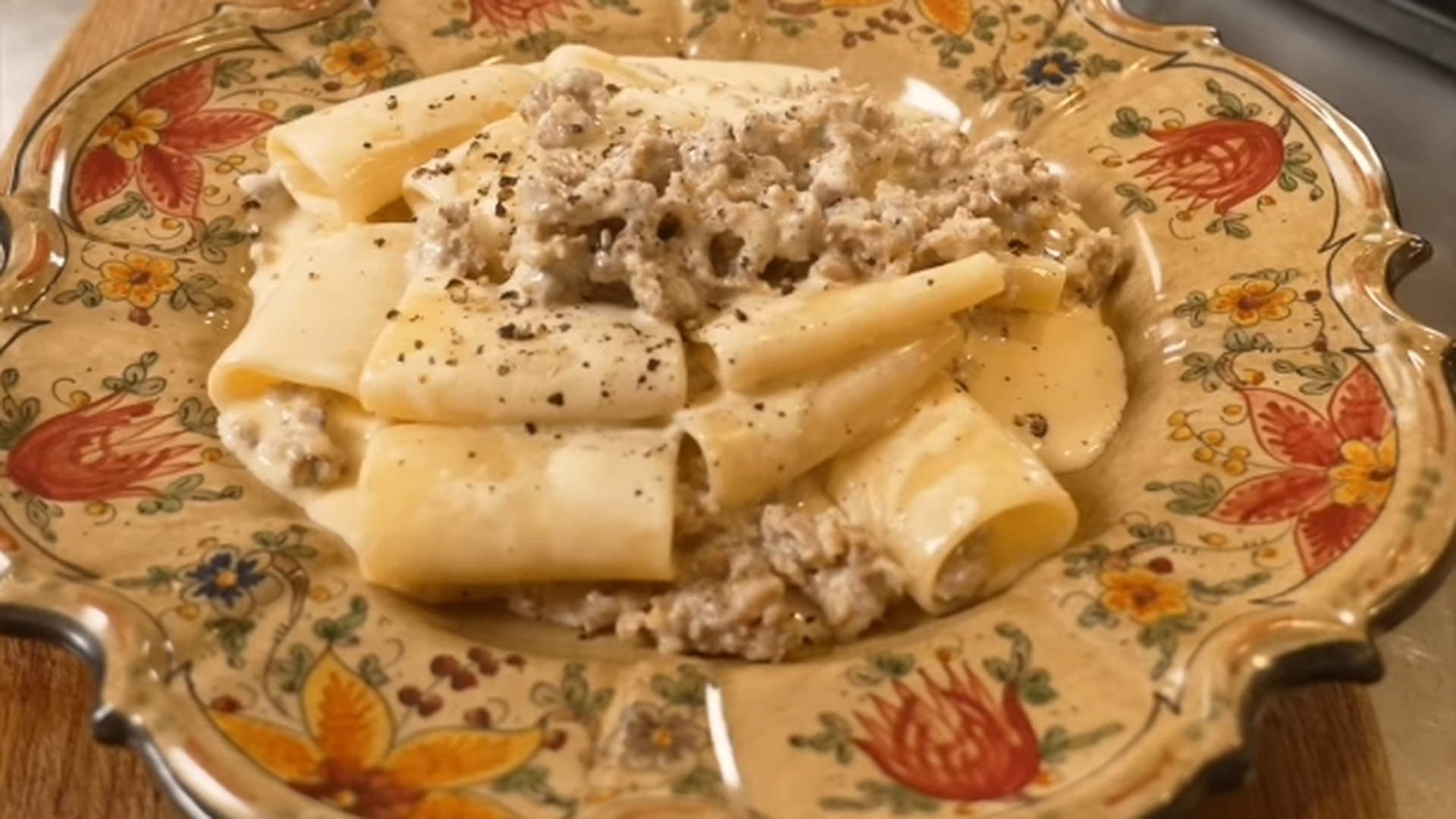 Paste cremoase cu cârnați – o poveste cremoasă despre confort, dorință și paste făcute ca în Italia