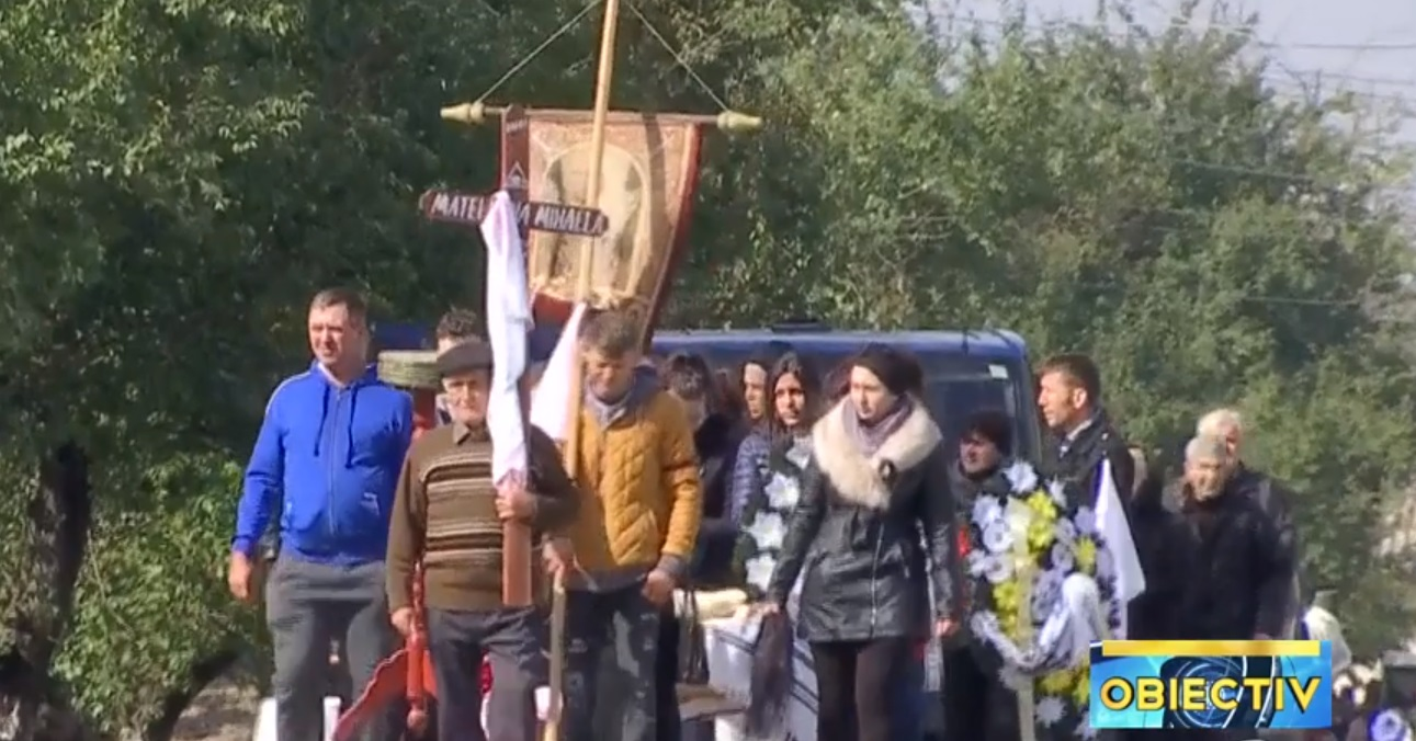 FOTO. Lacrimi și durere în localitatea Munteni-Buzău. 8 dintre victimele teribilului accident din Ialomița, conduse pe ultimul drum