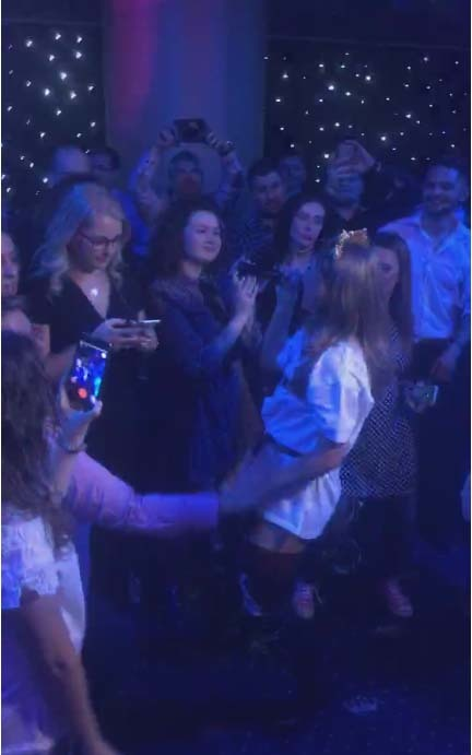Corina a făcut un show de zile mari: toţi participanţii la petrecere s-au distrat de minune