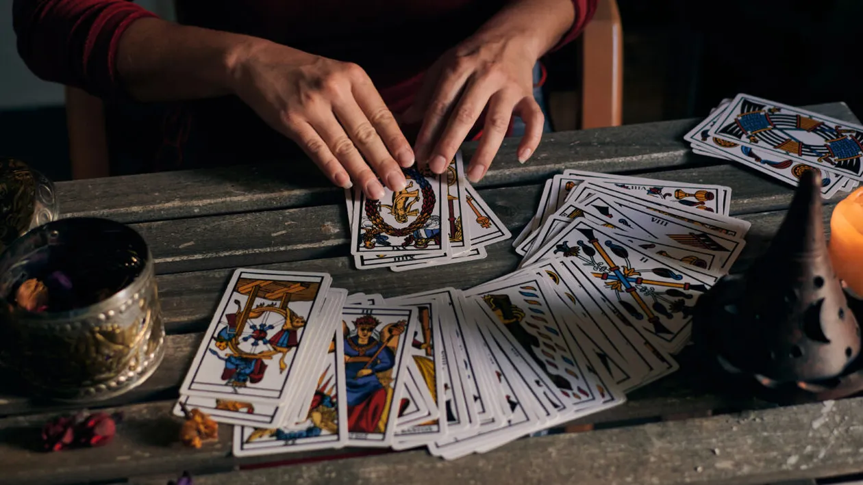 Cartea de Tarot de azi, 7 aprilie 2026. Hierofantul arde: ce secret îți dezvăluie universul în funcție de zodia ta