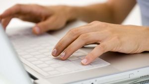 80% dintre cei care scriu la calculator patesc ASTA de fiecare data, fara sa-si dea seama! Iata care sunt RISCURILE!