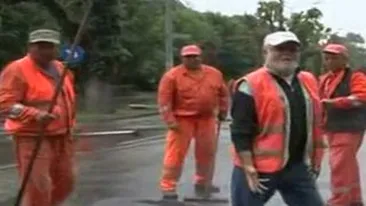 VIDEO Cel mai descreierat muncitor! Asfalteaza o strada intreaga pe o ploaie torentiala: Ce p**a mea vreti, ma? Ce sa fac cu materialu' daca a inceput sa ploua? - A sarit sa-l ia la bataie pe reporter!