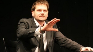 Florin Piersic Jr. are probleme cu vederea si si-a comandat PRIMA pereche de ochelari! Vezi cum l-au filmat paparazzii CANCAN.RO