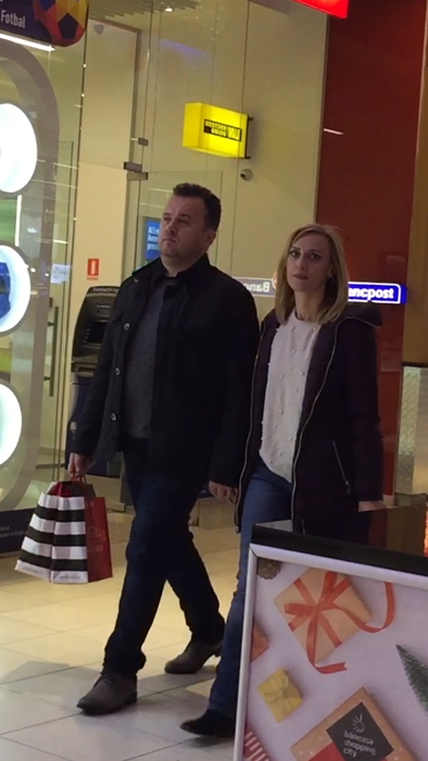 Soţii Pop s-au ţinut, romantic, de mână, în ciuda faptului că duceau plasele de cumpărături