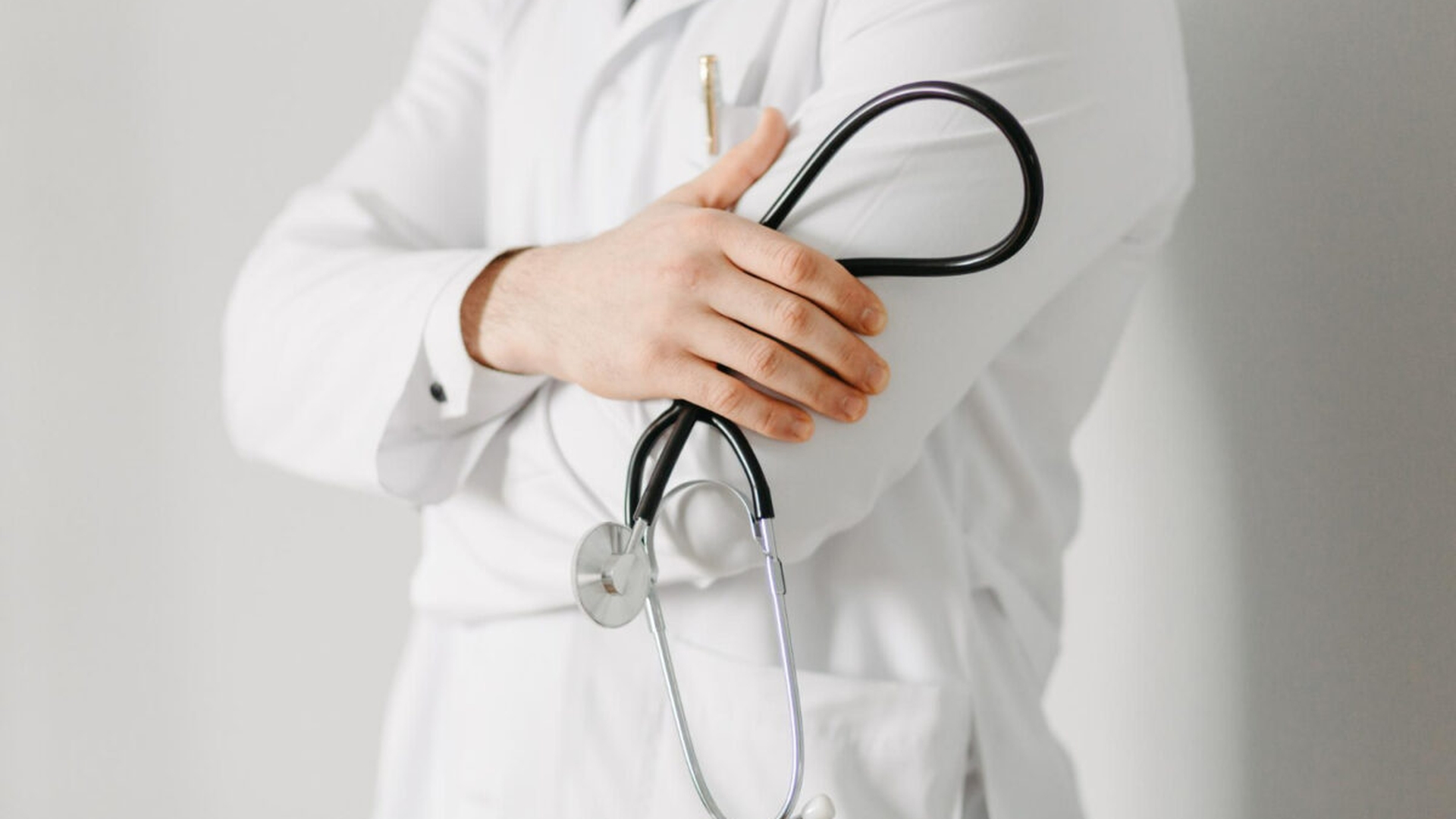 Un medic din Constanța este acuzat de înșelăciune. Cum l-a făcut pe un pacient să creadă că un medicament „minune” costă 21.000 de lei