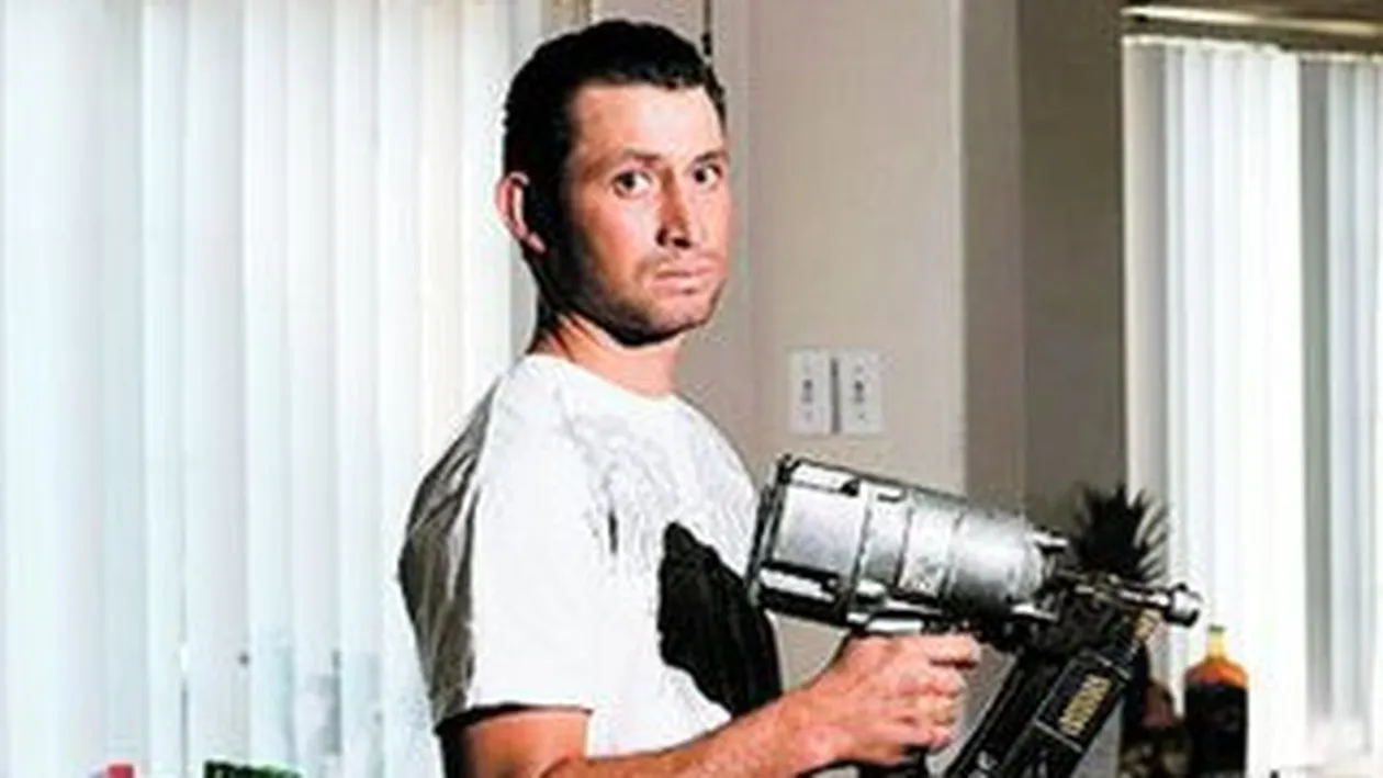 Si-a impuscat singur un cui in cap