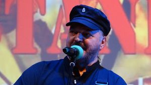 Câţi euro lua Victor Socaciu pentru un concert? Din ce făcea bani cântăreţul