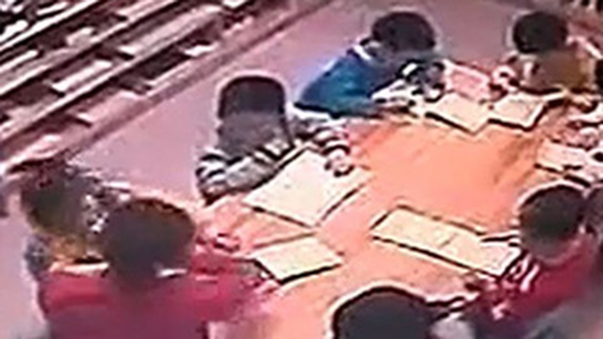 VIDEO Educatoare surprinsa in timp ce loveste de 120 de ori copiii pe care trebuia sa-i ingrijeasca