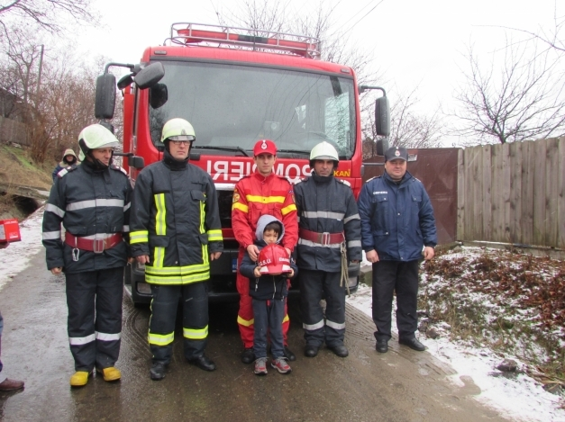 Băieţelul care şi-a salvat surioarele din flăcări, copleşit cu cadouri! Pompierii au fost ”Moş Crăciun”