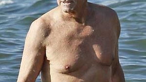 Michael Douglas pe plajele din Hawaii, dupa tratamentul impotriva cancerului!