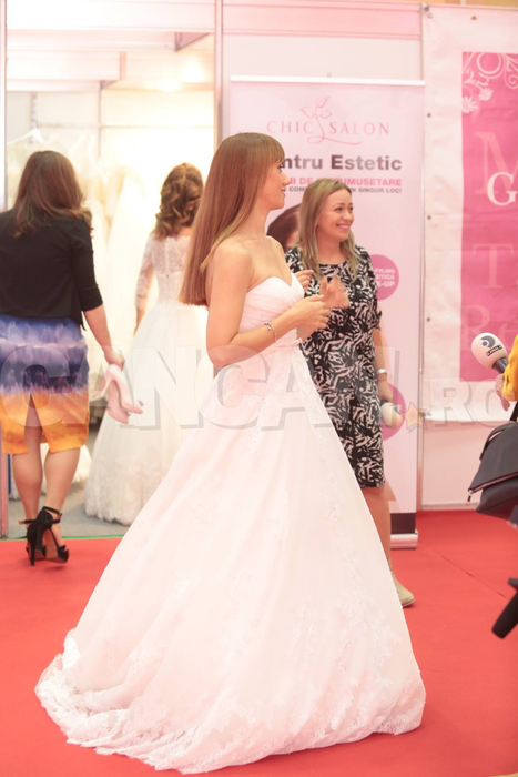 OANA IONIŢĂ şi GEANINA ILIEŞ au îmbrăcat rochia de mireasă! Cui îi stă mai bine?