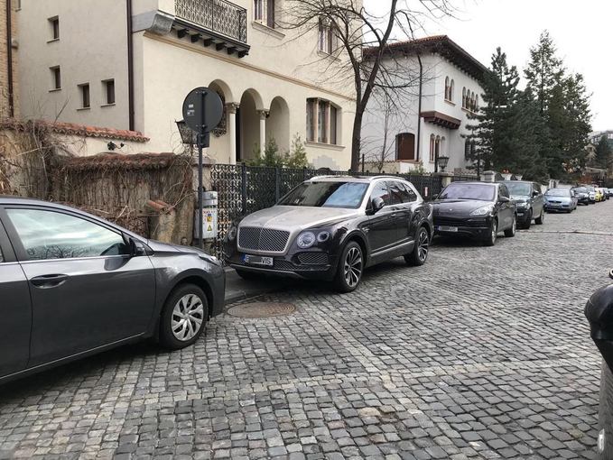 În fața casei lui Sorin Peneș stau la loc de cinste o limuzină Bentley și un Porsche Cayenne S