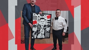 Adrian Minune, în lacrimi în noaptea de Revelion! Cadoul făcut de pictorul Sergiu Țopa l-a lăsat fără cuvinte. VIDEO