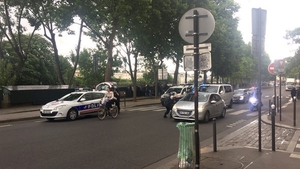 Poliţist atacat la Paris, atacatorul a fost împuşcat