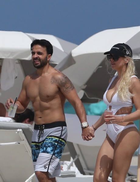 A cucerit toata lumea cu melodia „Despacito”, dar puţini ştiu cum arată soţia lui Luis Fonsi! E o blondă superbă cu forme apetisante