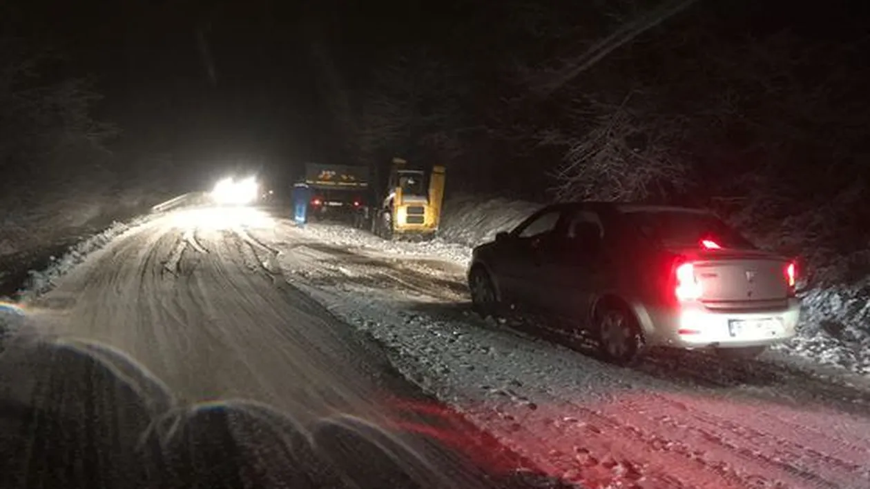Autocar cu 40 de persoane, blocat pe un drum din Harghita după ce toată noaptea a nins