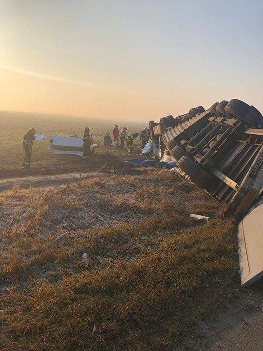 Un camion s-a răsturnat pe DN 2, în Ialomița. Șoferul a murit