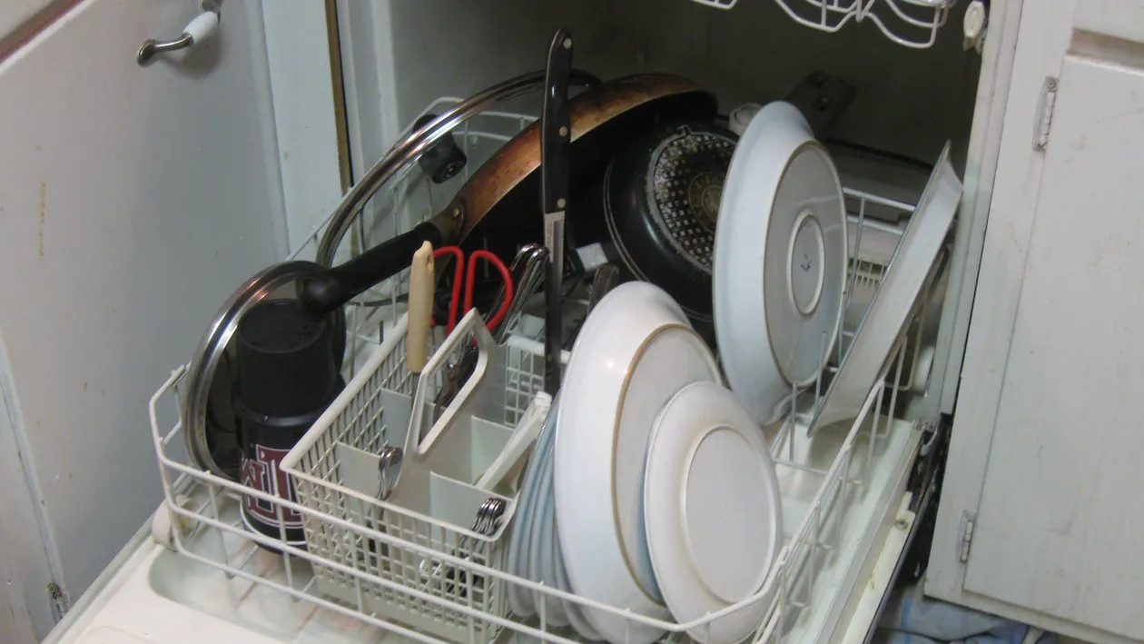 Senzaţional! Regina Marii Britanii caută să angajeze spălător de vase! Vezi salariul şi beneficiile job-ului! Te-ai băga?