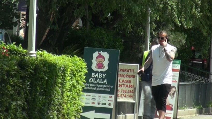 IMAGINI EXCLUSIVE. E disperat că nu-i mai creşte! Alibec a dat fuga la farmacie ca să cumpere…